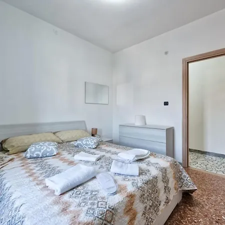 Venice H&s Apt Private With Ac & Tv 메스트레